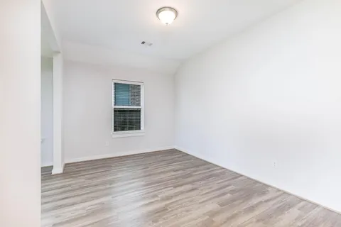 Flex room, unfurnished — office, dining, or playroom